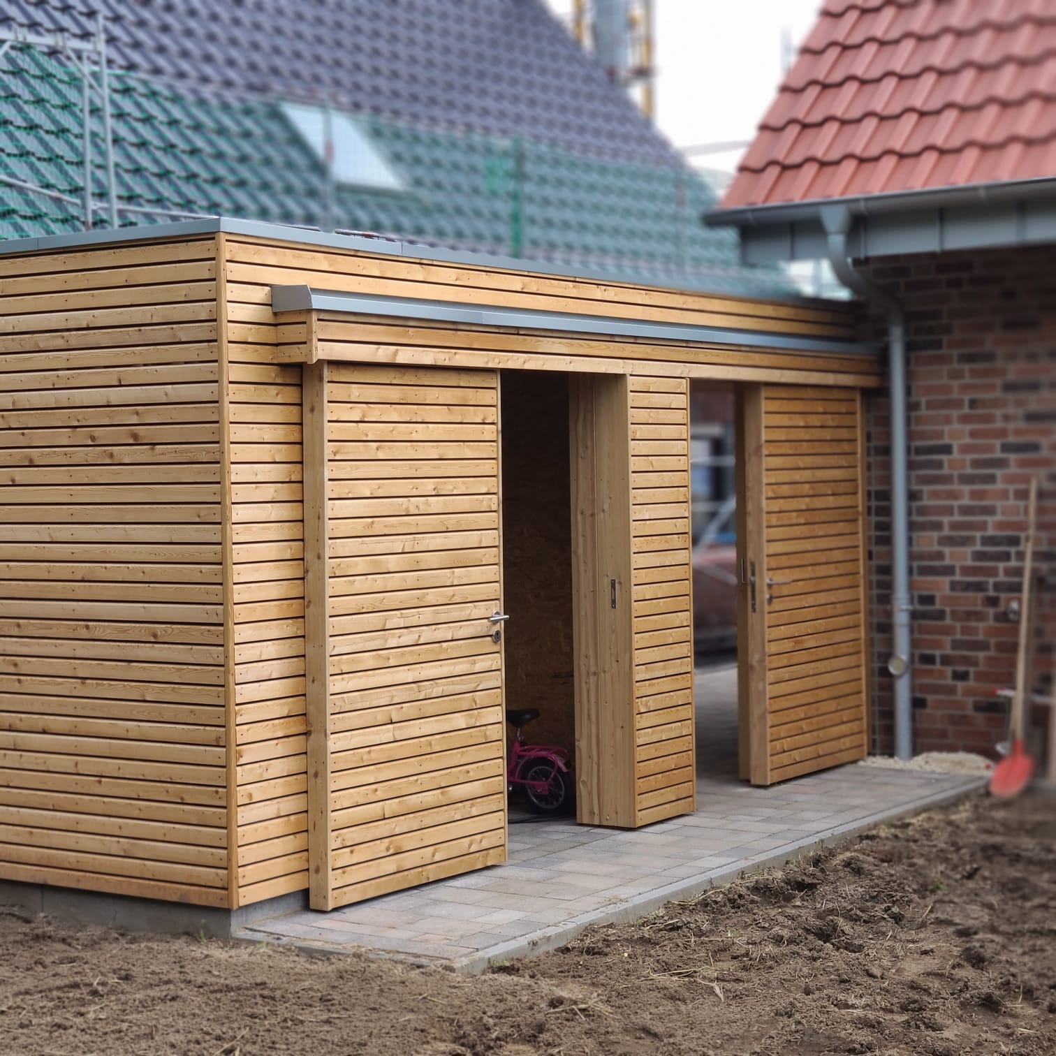 1 .Carport mit Schuppen, Abstellraum Rombus, Schiebetür