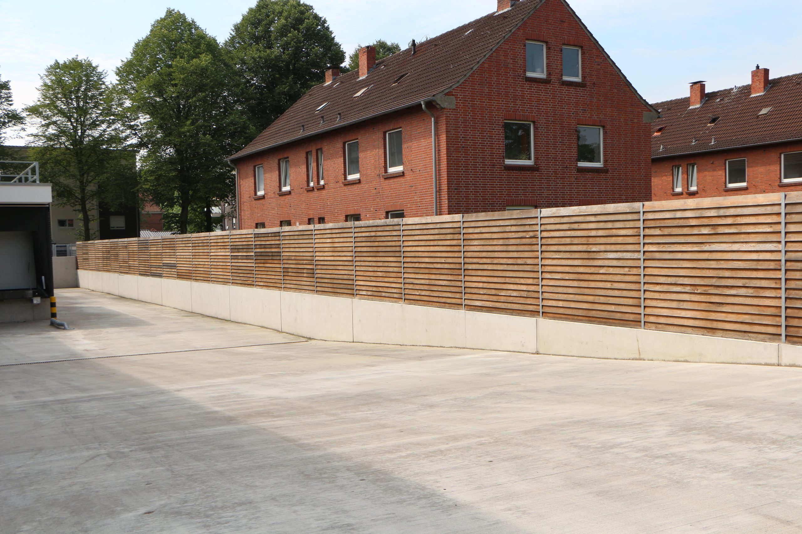 5 Zaunanlage aus rauhen Lärchenbohlen