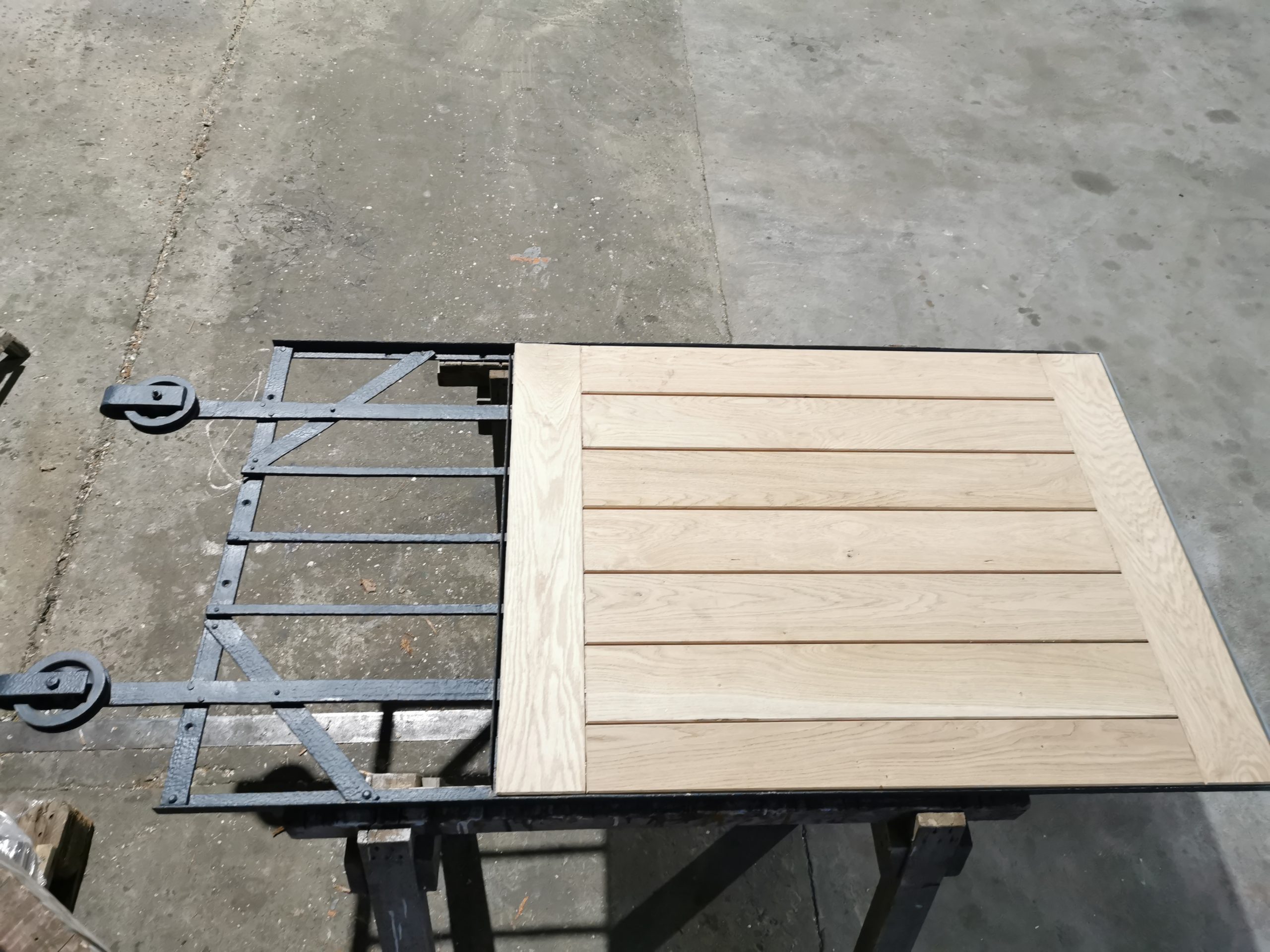 7 a Alte Schiebtür mit Eiche belegt