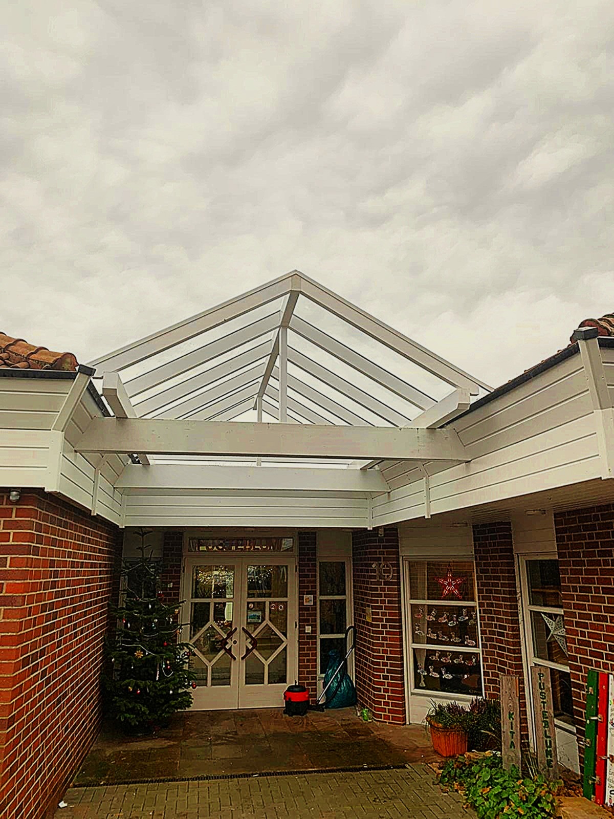 Eingangsüberdachung Kita, Glas, Satteldach