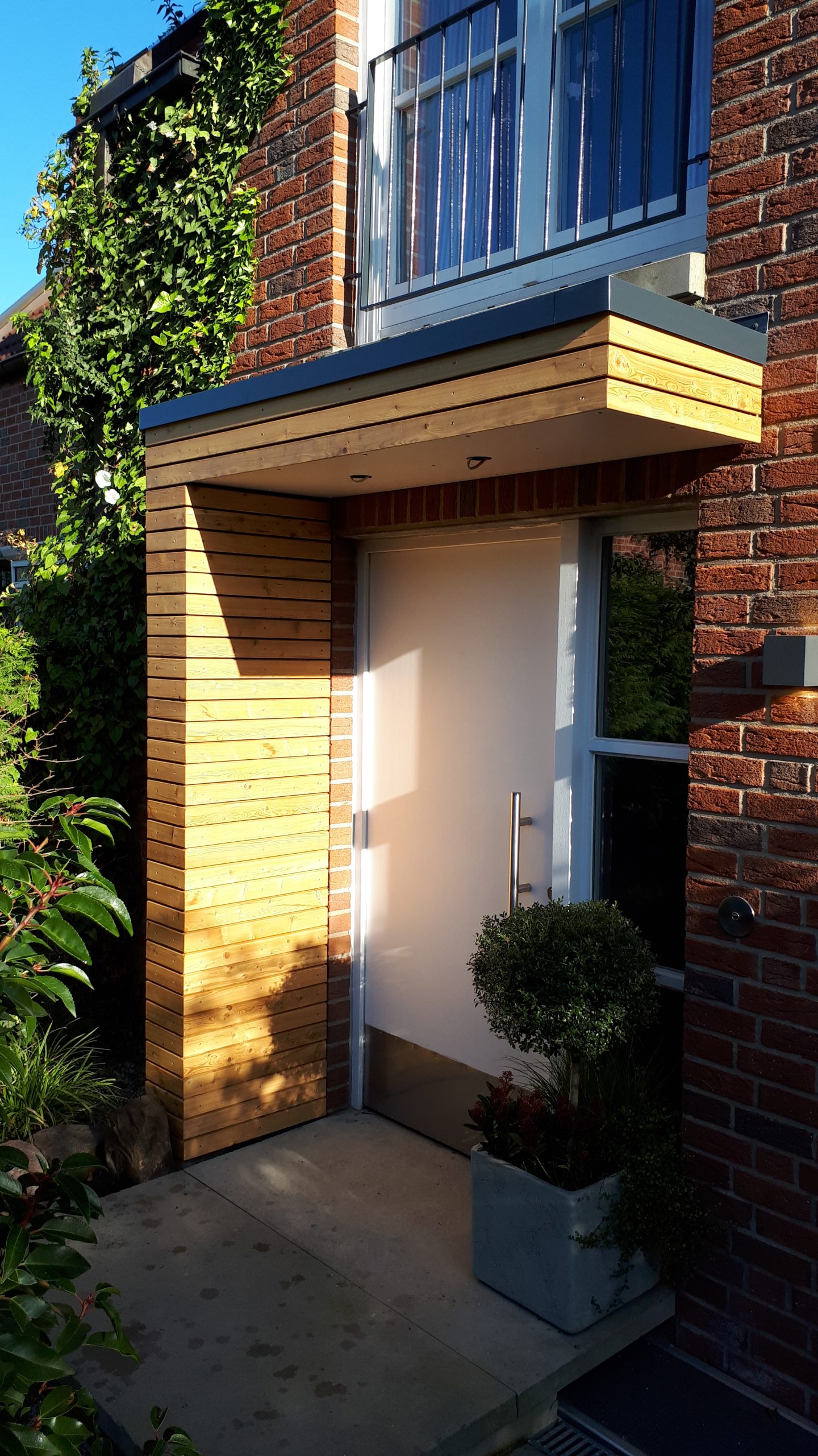 Haustürüberdachung, Rombusfassade