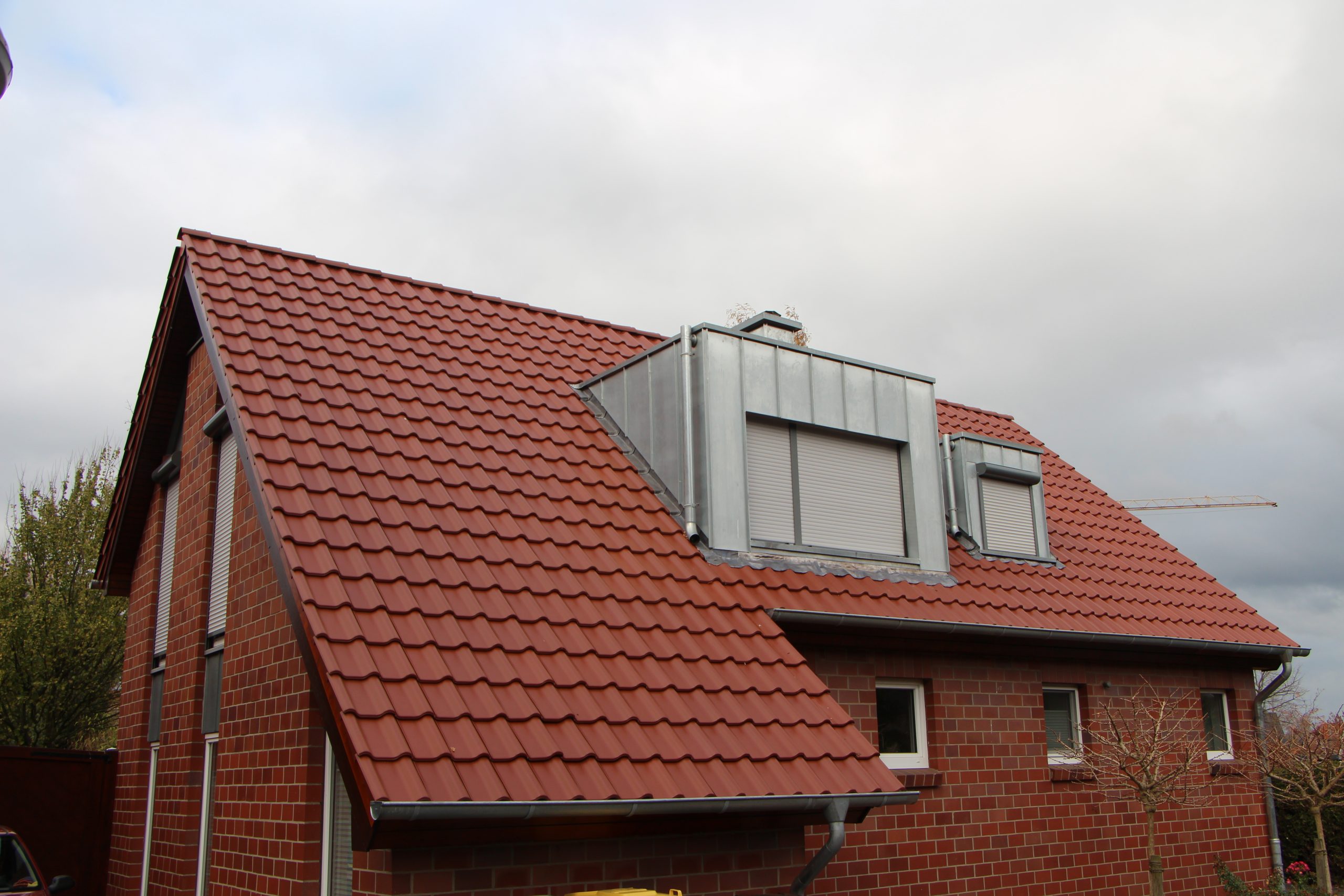 Sanierung, Ziegeleindeckung, Zinkfassade