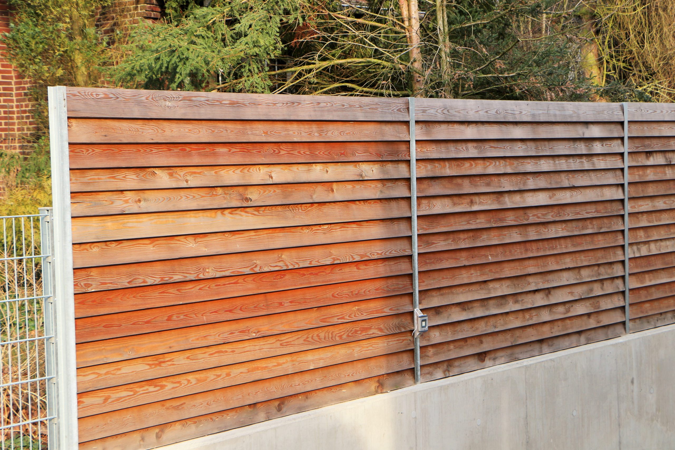 Zaunanlage aus gehobelten Lächenbohlen